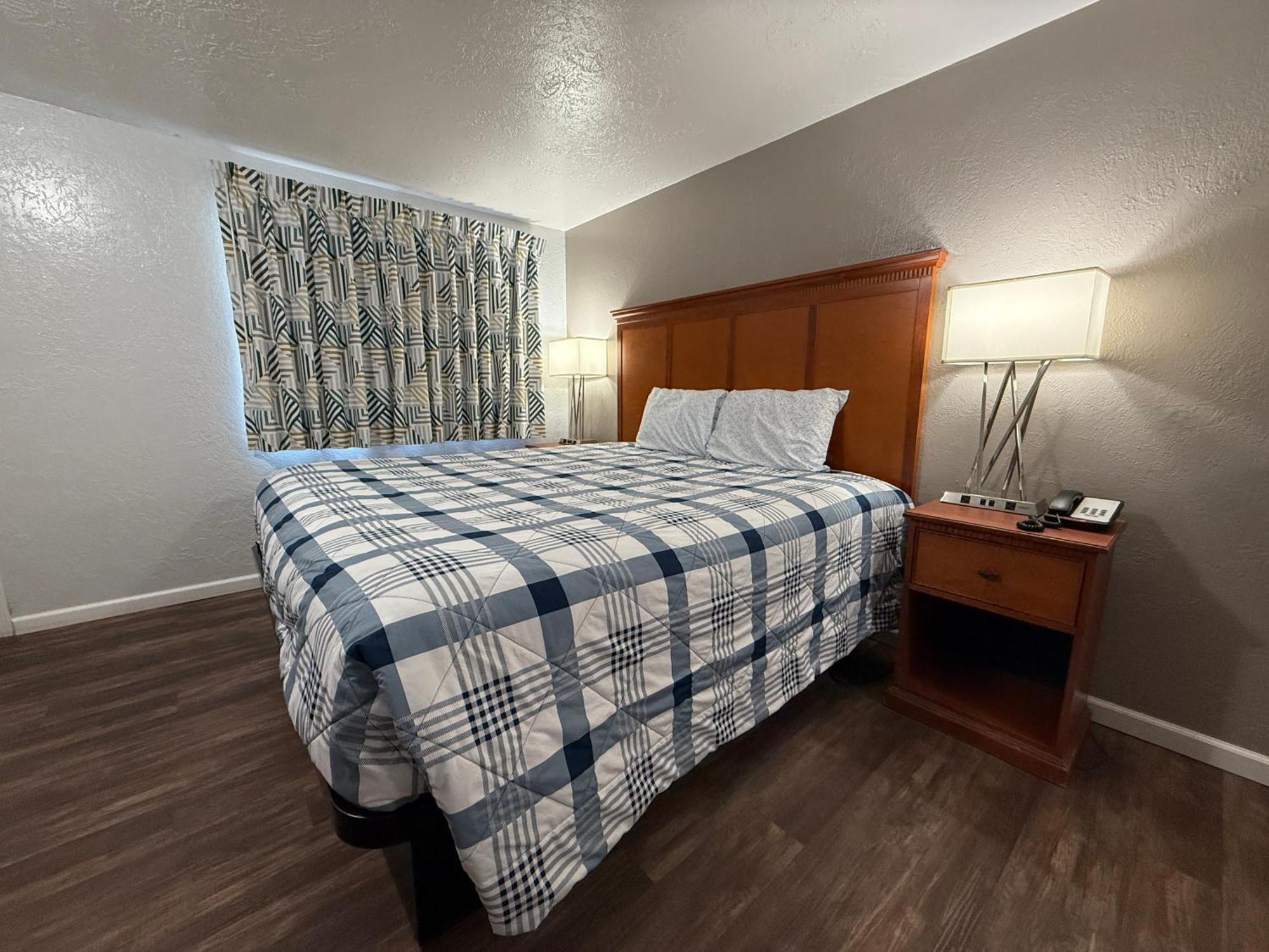 Budget Inn Бенд Экстерьер фото